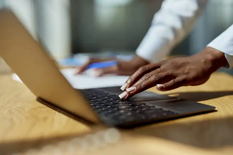 Para conseguir uma vaga de emprego em Portugal, o currículo deve ser adaptado