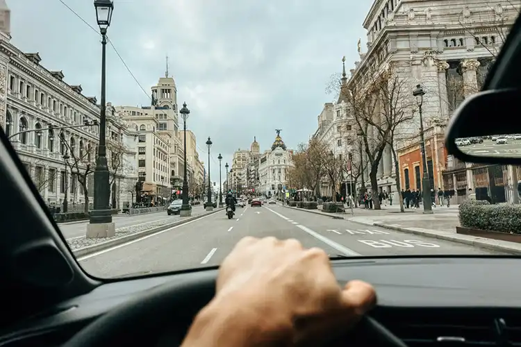 Homem dirigindo em Madrid