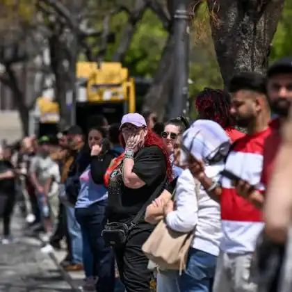 Pessoas aguardam ônibus durante apagão na Europa