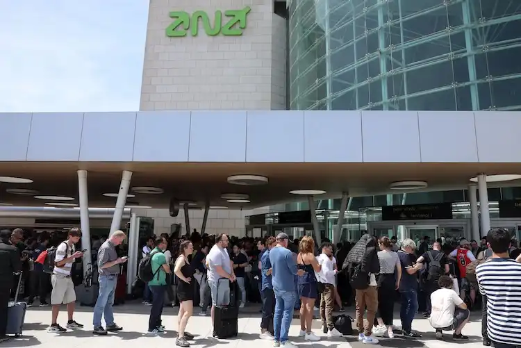 Fila no aeroporto de Lisboa