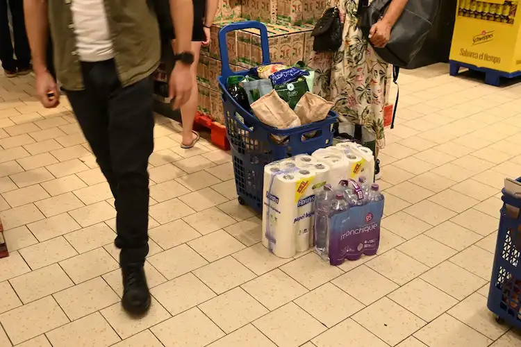 Compras em supermercado durante apagão
