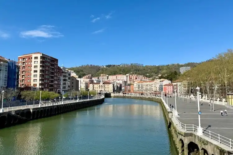 Rio na cidade de Bilbao, na Espanha.