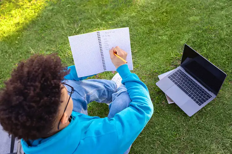 Jovem estuda com bolsa em Portugal