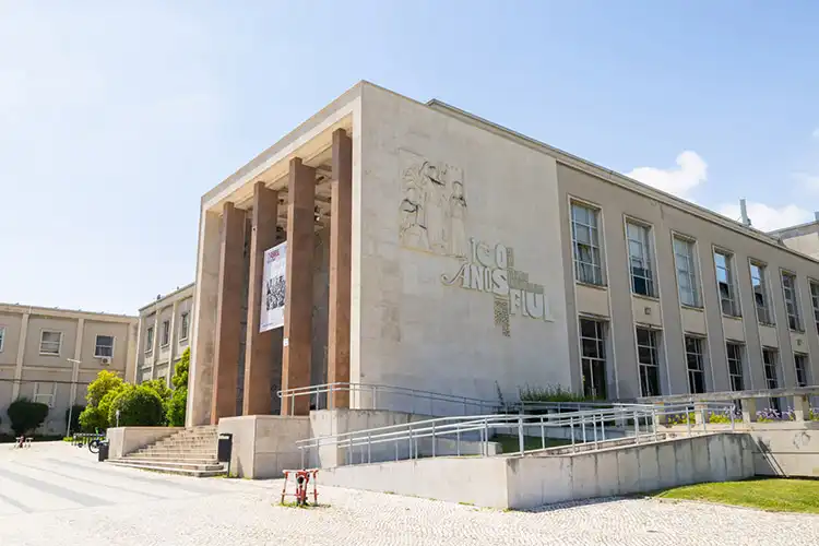 Universidade com programas para estrangeiros estudarem em Portugal