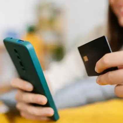Mulher enviando dinheiro para França pelo celular