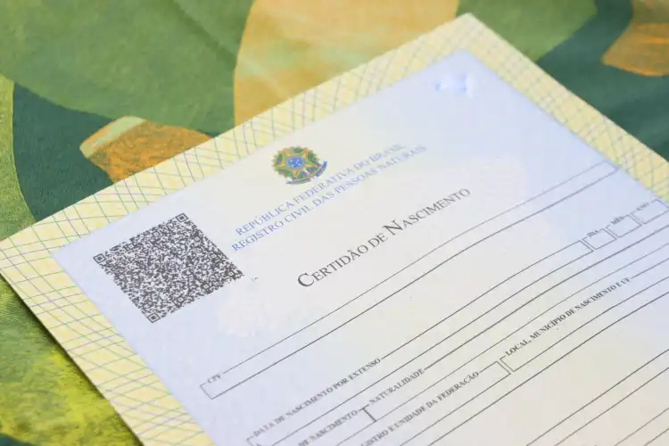 Certidão de nascimento brasileira sob fundo verde e amarelo