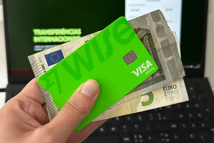 Pessoa simula enviar dinheiro para França com Wise