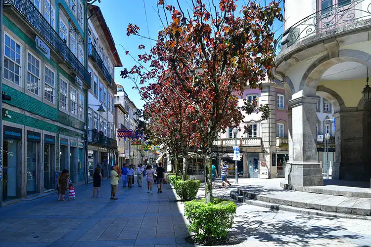 Bairro central de Braga tem comércio e residências antigas