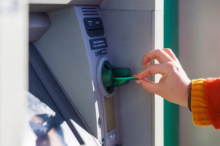 Mulher faz saque no exterior usando cartão de débito