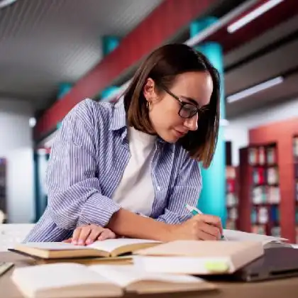 Pesquisadora vivendo solidão acadêmica em outro país.