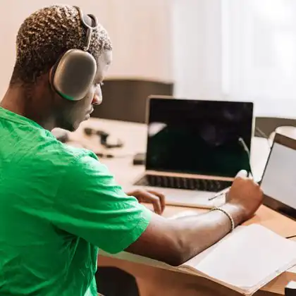 Homem busca informações sobre Studienkolleg na internet