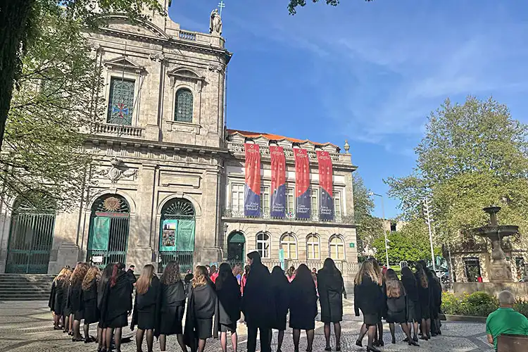 Estudantes com trajes típicos das universidades portuguesas