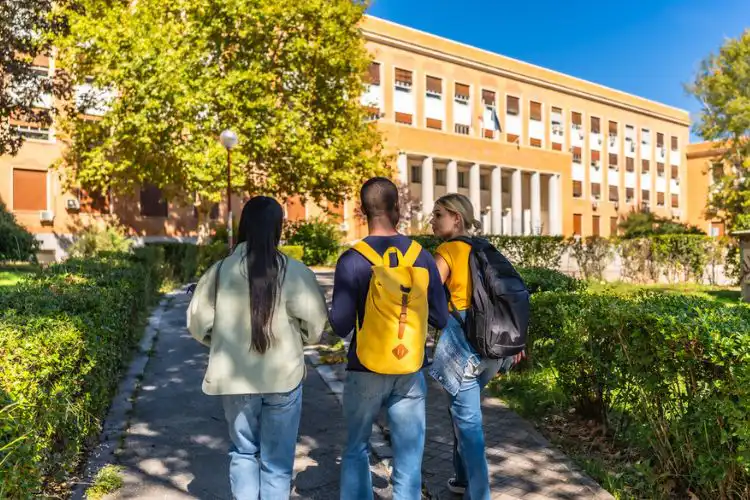 Intercambistas caminhando em direção a faculdade.