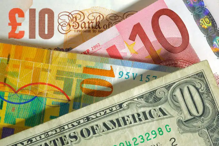 Notas de diferentes moedas internacionais lado a lado, incluindo dólar, euro e libra