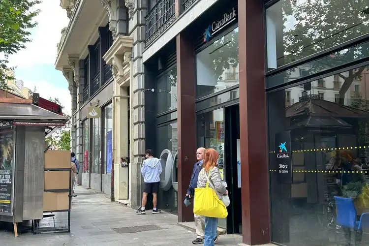 Sede dos bancos Caixabank e Santander em Madrid, lado a lado