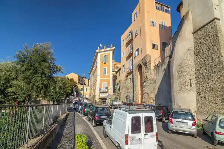 Rua com prédios amarelos e muralha antiga em Albano Laziale, perto de Roma, Itália