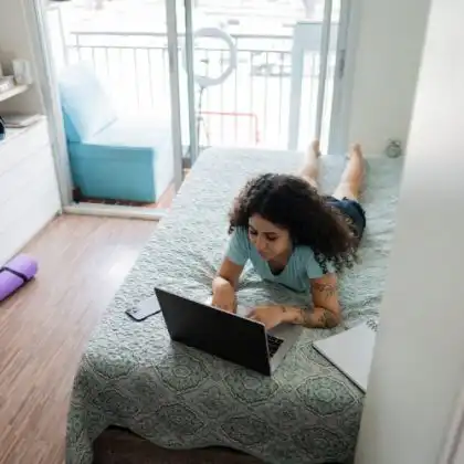 O aluguel de quarto na Alemanha é uma excelente maneira de economizar e conhecer outras pessoas ao chegar, mas requer