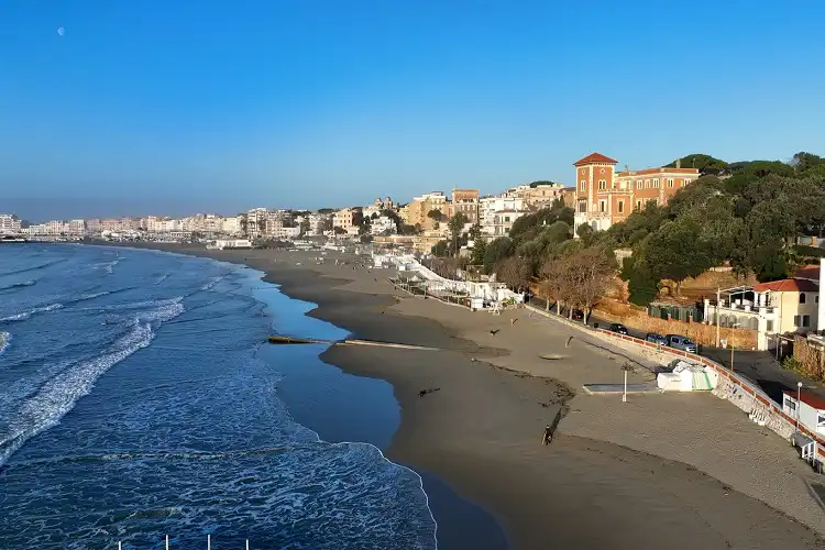 Enseada em dia de céu azul, em Anzio, perto de Roma, Itália.