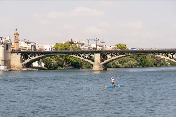 Esportista praticando Stand-Up Paddle no Rio Guadalquivir, em Sevilha