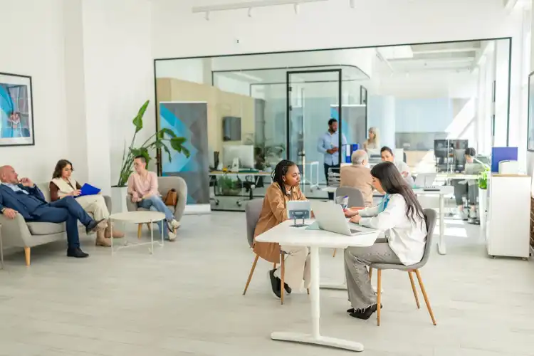 Clientes na agência do banco para abrir conta na Europa.