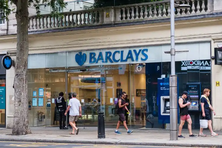 Barclays é um banco famoso na Inglaterra. 