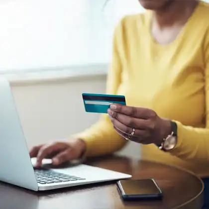 Mulher acessando online banking