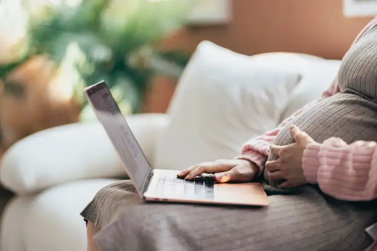 Mulher grávida com notebook 