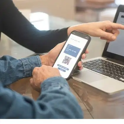 Homem e mulher no computador e celular
