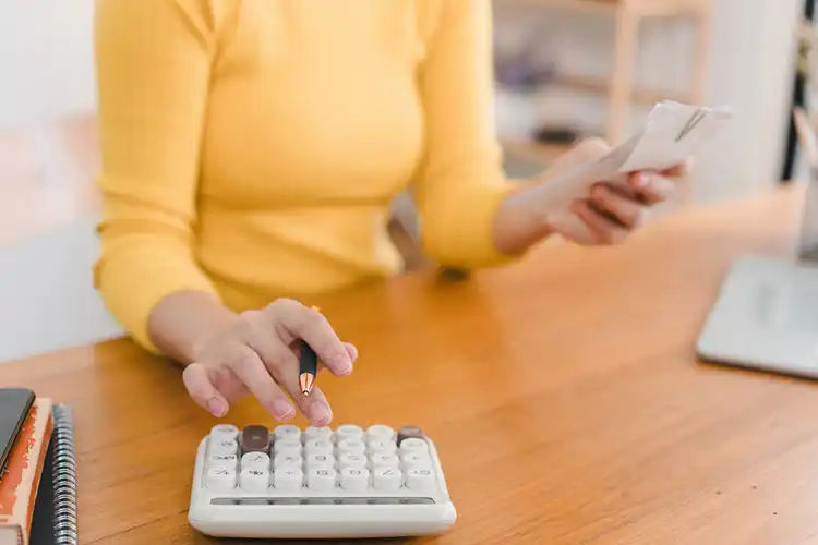 Mulher calculando impostos na Alemanha