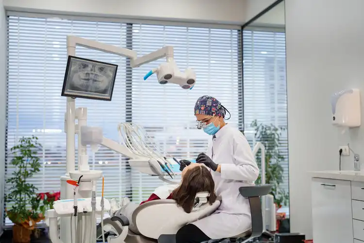 Dentista precisa validar diploma na Alemanha para atuar na profissão