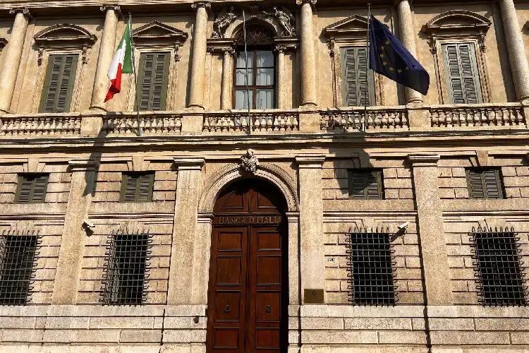 Fazer empréstimo em bancos italianos é possível, mas requer maiores comprovações que no Brasil.