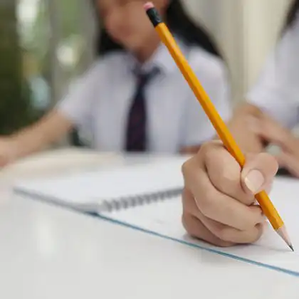 Crianças estudando em uma escola internacional em Portugal