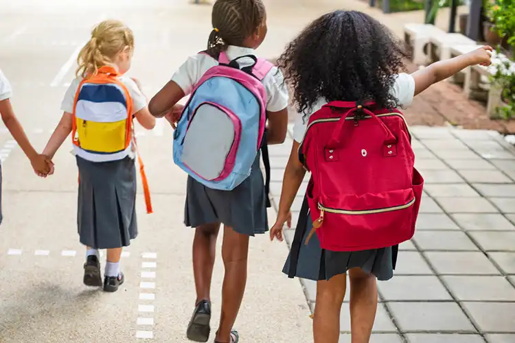 Crianças caminham dentro de uma escola internacional em Portugal