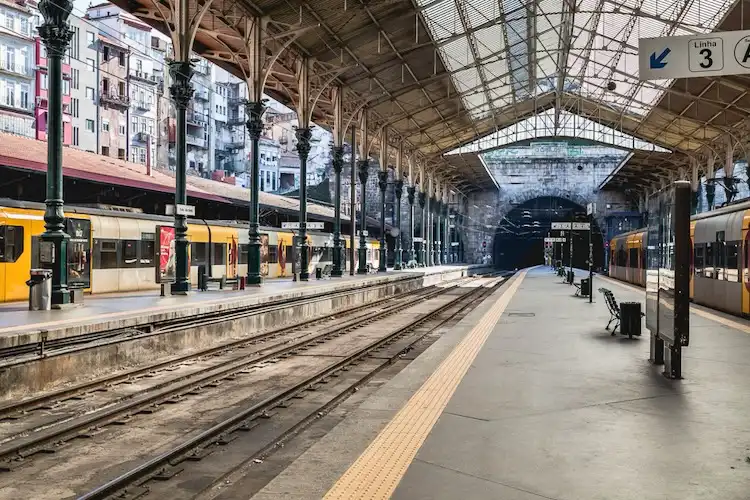 Estação de comboios do Porto, em Portugal