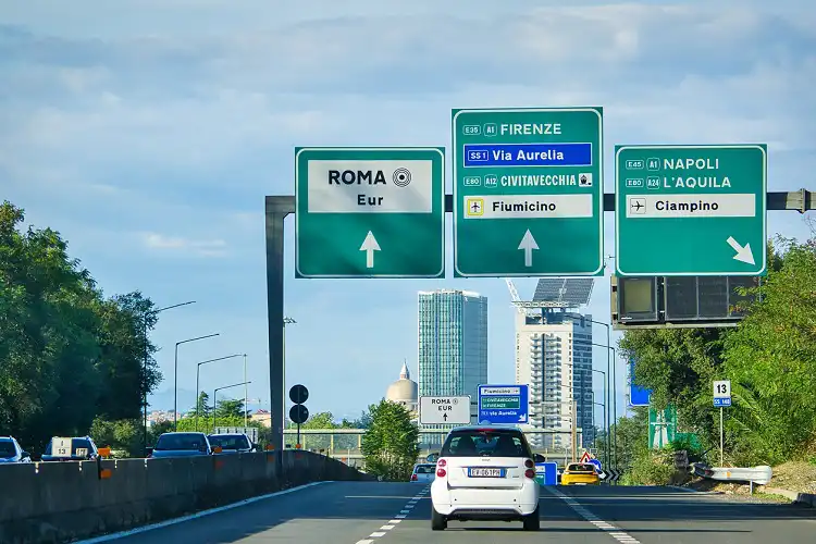 Via Appia Nuova, Estrada para Roma, Itália.