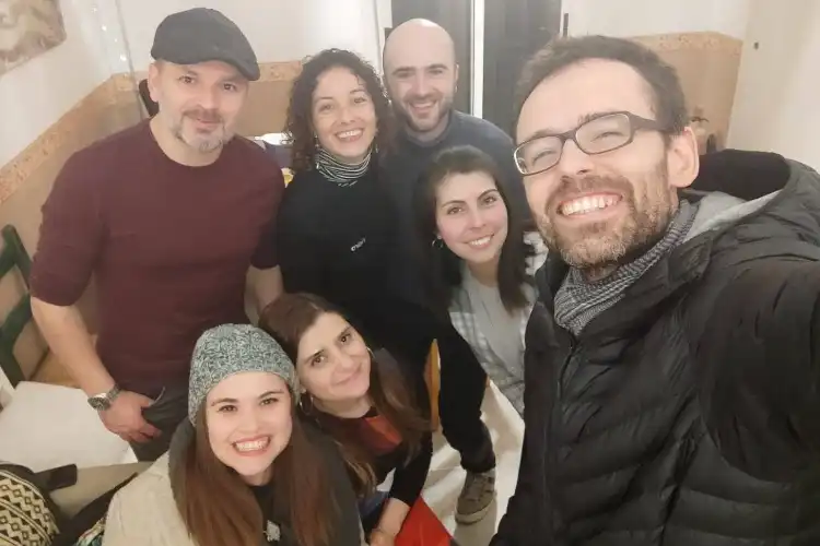 Fazer amigos após imigrar pode ser desafiador, mas vale a pena construir novos laços.