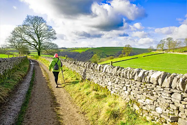 Mulher caminhando em Staffordshire