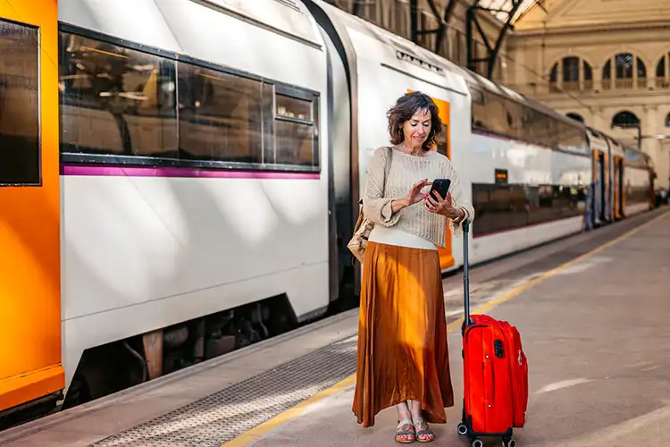Mulher viajando sozinha em um país seguro.