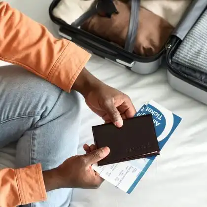 Homem segurando um passaporte e uma passagem para Europa