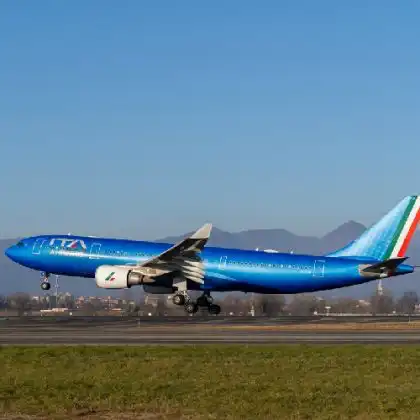 Avião da ITA Airways em aeroporto