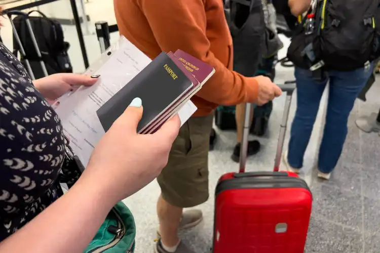Imigrantes no setor de desembarque do aeroporto.