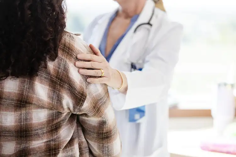 Médico cuidando de paciente.