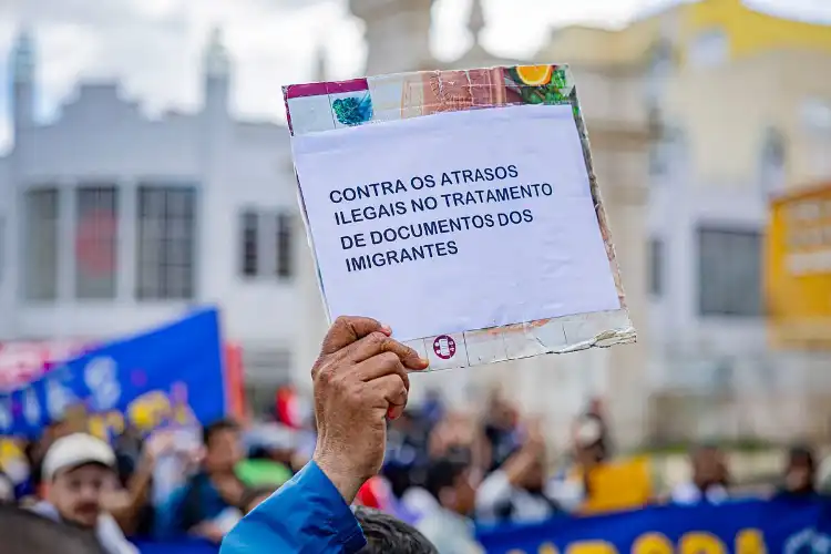 Manifestante em protesto contra AIMA