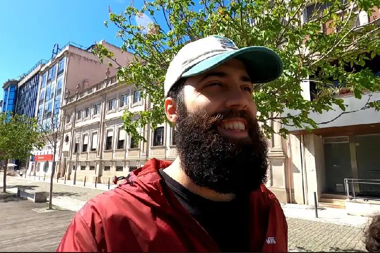 Jovem sorrindo e caminhando