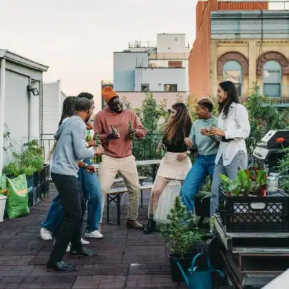 Construir a rede de amigos após imigrar é importante após chegar a um novo país