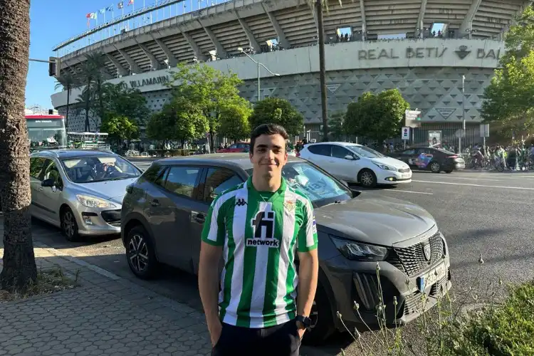 Estudante Rodrigo Ortiz na frente do Estádio do Real Betis, time de Sevilha