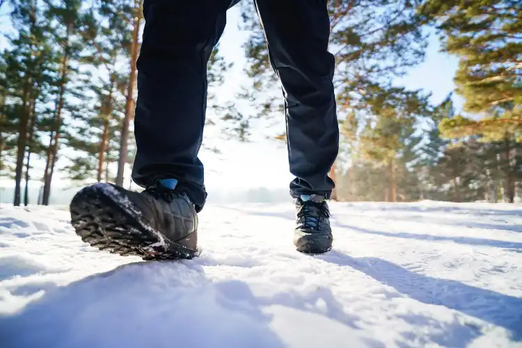 Ao viajar para Europa nos meses de frio, levar calçados adequados faz toda a diferença.