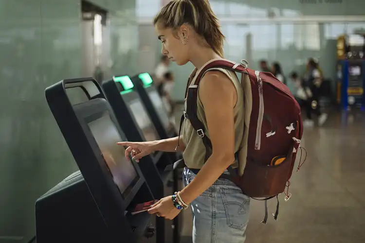 Mulher faz self check-in no aeroporto