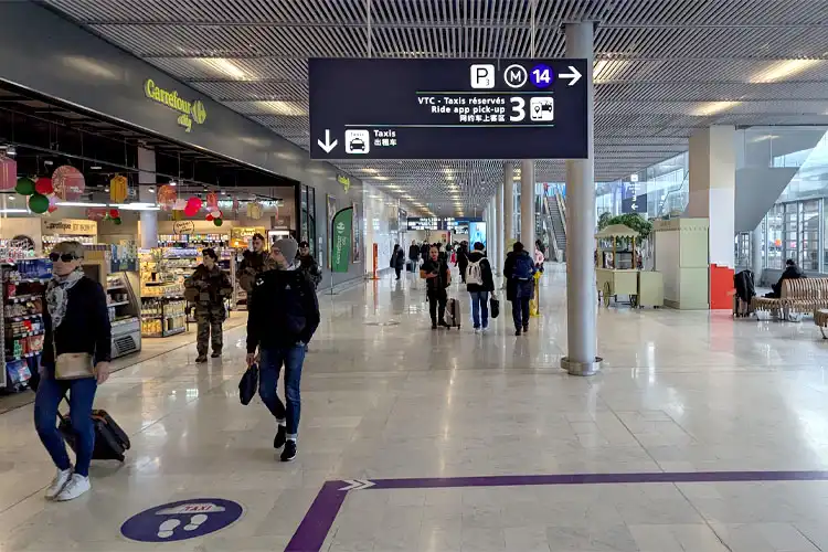 Turistas se deslocam em aeroporto de Orly