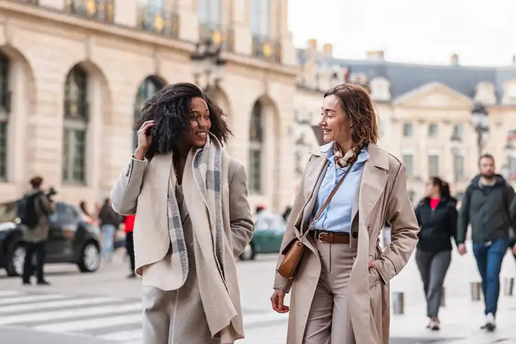 Mulheres conversando na rua de uma cidade da Europa